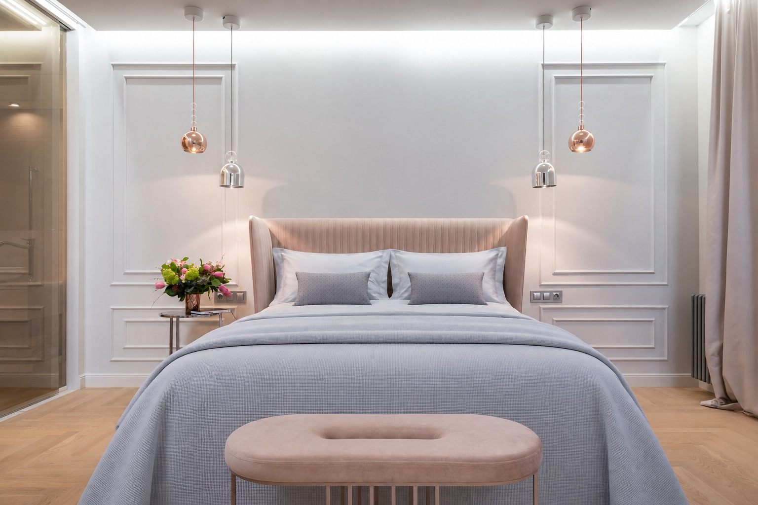 Chambre au lit fait, draps propres et couvre-lit lissé, prête pour l’arrivée des voyageurs