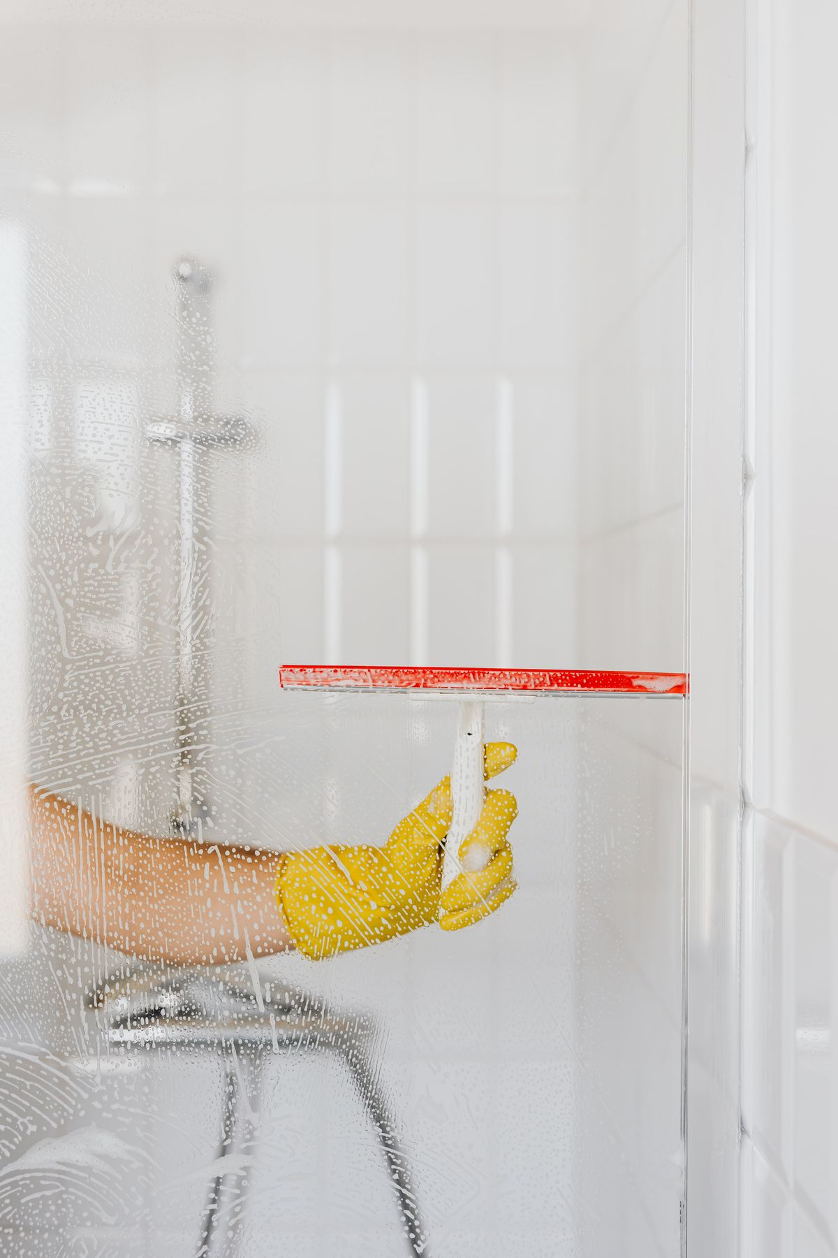 Paroi de douche nettoyée à la raclette